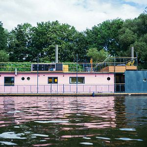 Fotoğraf The Houseboat