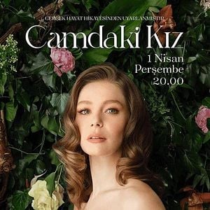 Fotoğraf Camdaki Kız