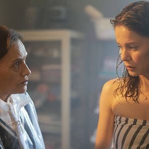 Fotoğraf Camdaki Kız