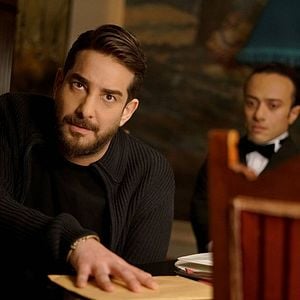 Fotoğraf Camdaki Kız