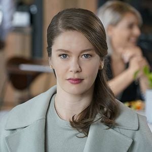 Fotoğraf Camdaki Kız