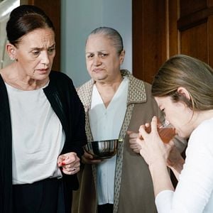 Fotoğraf Camdaki Kız