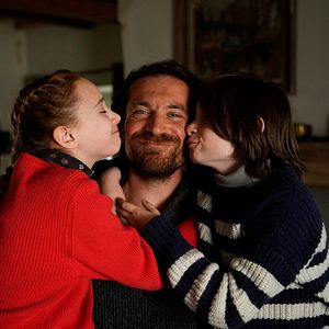 Fotoğraf Serre Moi Fort