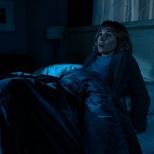 Fotoğraf The Woman in the House Across the Street from the Girl in the Window