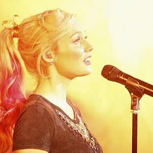 Fotoğraf Clare Bowen