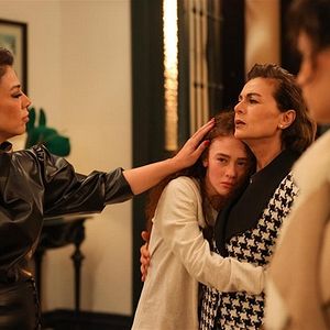 Fotoğraf Annemizi Saklarken