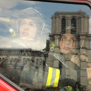 Fotoğraf Notre-Dame brûle