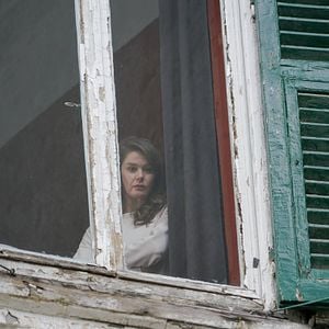 Fotoğraf Camdaki Kız