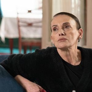 Fotoğraf Camdaki Kız