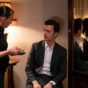 Fotoğraf Camdaki Kız