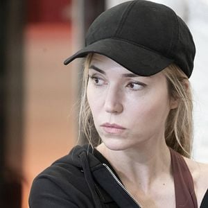 Fotoğraf Camdaki Kız