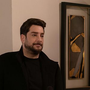 Fotoğraf Camdaki Kız