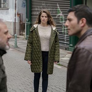 Fotoğraf Camdaki Kız