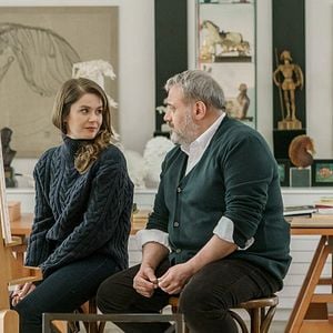 Fotoğraf Camdaki Kız