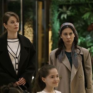 Fotoğraf Camdaki Kız