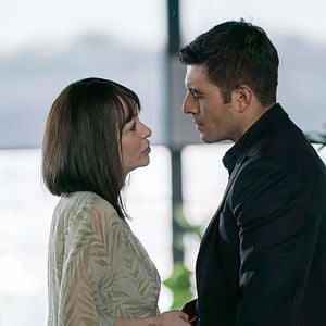 Fotoğraf Camdaki Kız