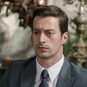 Fotoğraf Camdaki Kız