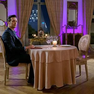 Fotoğraf Camdaki Kız