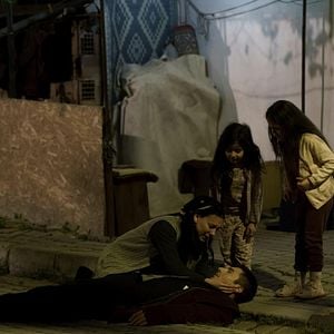 Fotoğraf Camdaki Kız