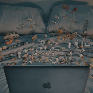 Fotoğraf Marcel The Shell With Shoes On