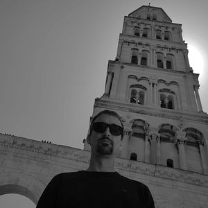 Fotoğraf Through the Graves the Wind Is Blowing