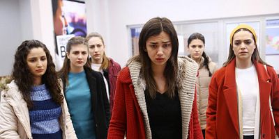 Kırgın Çiçekler 37.Bölüm posteri