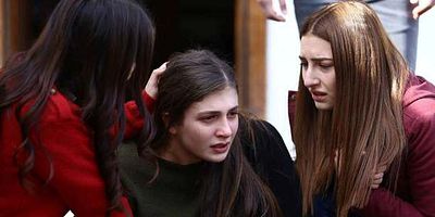 Kırgın Çiçekler 62.Bölüm posteri