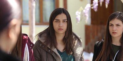 Kırgın Çiçekler 82.Bölüm posteri