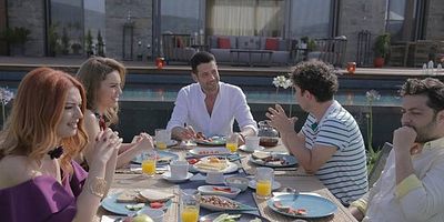 İki Yalancı 1.Bölüm posteri