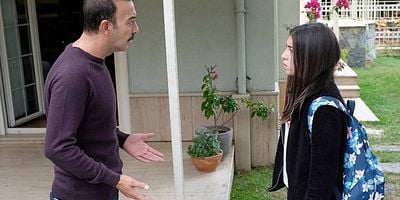 Koca Koca Yalanlar 10.Bölüm posteri