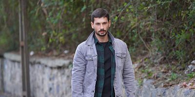 Aşk Ağlatır 9.Bölüm posteri