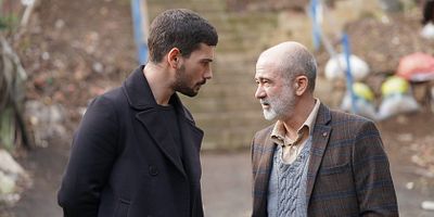 Aşk Ağlatır 13.Bölüm posteri