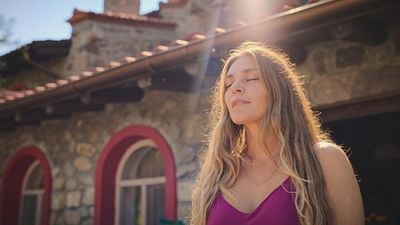 Aslı Enver ve Mehmet Günsür Başrollü "Arayış"ın Afişi Yayınlandı haber görseli