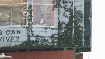 Netflix'ten "The Last House" İçin Sıra Dışı Tanıtım: Reklam Panosunda Gerçek Bir Adam Yaşıyor! haber görseli