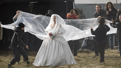 Margot Robbie'nin "Uğultulu Tepeler" Setinden Gelen Gelinlikli Fotoğrafları Viral Oldu haber görseli