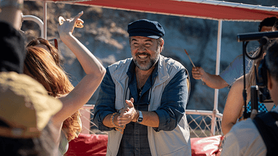 Ayvalık'ta Sıcak Bir Melodram: Ata Demirer, Dokuzuncu Filmi "Pervaneler"in Setinde Basınla Buluştu! haber görseli
