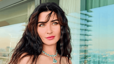 Tuba Büyüküstün, Merakla Beklenen “Sultana”nın Afişini Paylaştı haber görseli