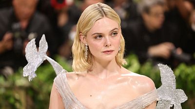 Elle Fanning "Predator" Evrenine Giriyor haber görseli