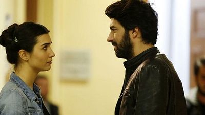 Kara Para Aşk'ın Yeni Bölümünde Büyük Aşk Uçurumun Kıyısında haber görseli