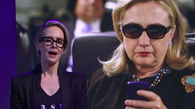 Sarah Paulson Hillary Clinton’ın E-Maillerini Okuyor haber görseli