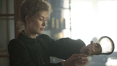 Rosamund Pike'lı Marie Curie Biyografisi "Radioactive"den İlk Poster! haber görseli