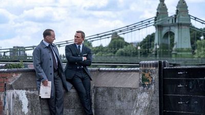 "Ölmek İçin Zaman Yok"un Yeni Görselinde James Bond ve M Bir Arada! haber görseli