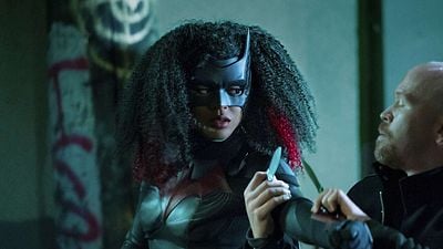 The CW, 2021-2022 Sezonu İçin 12 Diziyi Yeniledi 