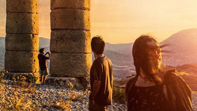 "Kuru Otlar Üstüne"nin Türkçe Afişleri Yayınlandı! haber görseli