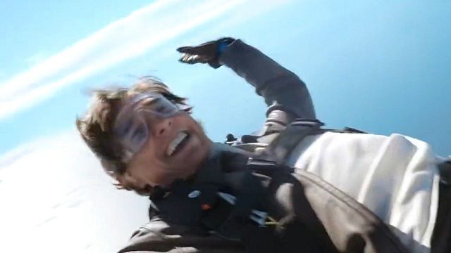 Tom Cruise, Hayranlarına Uçaktan Atlayarak Teşekkür Etti haber görseli