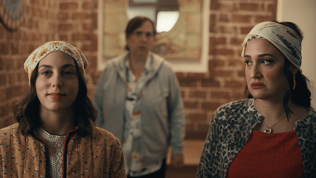 Netflix, Gupse Özay İmzalı “Platonik: Mavi Dolunay Otel” İçin Yeni Fragman ve Görselleri Yayınladı haber görseli