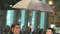 Şemsiye Brad Pitt'e Yakıştı! haber görseli