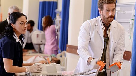 Hayat Yolunda Ekibi Rollerine Danışman Doktorlarla Hazırlıyor haber görseli