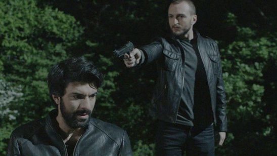 Kara Para Aşk'ta Ömer ve Elif İçin İşler Sarpa Sarıyor! haber görseli