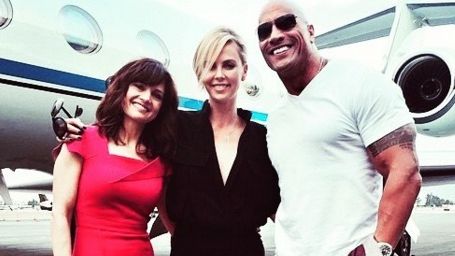 Dwayne Johnson'dan Charlize Theron'a Sıcak Karşılama! haber görseli